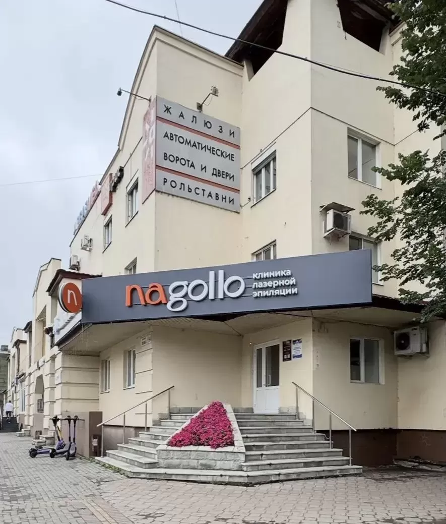 Филиал расположен в самом центре — на первой линии проспекта Ленина, в шаговой доступности от остановки ЦУМ. Удобное расположение делает посещение клиники быстрым и комфортным даже в насыщенном графике.